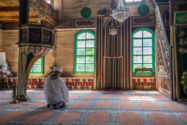 Camili Camii (Cami), örtmek 18. yüzyılda inşa edilmiş ahşap Komiteler ile olan özel bir cami, dua insanlar. Artin, Macahel, Türkiye, 18 Ağustos 2015