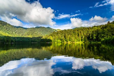 Turistler, yerliler, kampçılar ve Doğu Karadeniz, Savsat, Artvin, Türkiye'de seyahat etmek için popüler bir hedef Karagol (siyah göl) görünümünü manzara