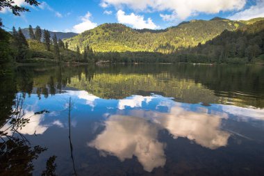Turistler, yerliler, kampçılar ve Doğu Karadeniz, Savsat, Artvin, Türkiye'de seyahat etmek için popüler bir hedef Karagol (siyah göl) görünümünü manzara