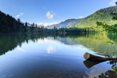 Turistler, yerliler, kampçılar ve Doğu Karadeniz, Savsat, Artvin, Türkiye'de seyahat etmek için popüler bir hedef Karagol (siyah göl) görünümünü manzara