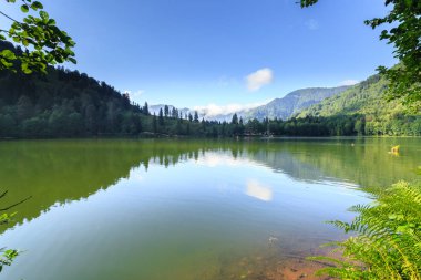 Turistler, yerliler, kampçılar ve Doğu Karadeniz, Savsat, Artvin, Türkiye'de seyahat etmek için popüler bir hedef Karagol (siyah göl) görünümünü manzara