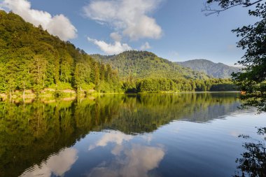 Turistler, yerliler, kampçılar ve Doğu Karadeniz, Savsat, Artvin, Türkiye'de seyahat etmek için popüler bir hedef Karagol (siyah göl) görünümünü manzara