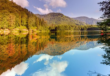 Turistler, yerliler, kampçılar ve Doğu Karadeniz, Savsat, Artvin, Türkiye'de seyahat etmek için popüler bir hedef Karagol (siyah göl) görünümünü manzara
