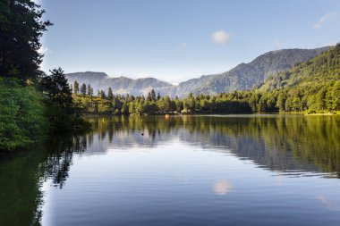 Turistler, yerliler, kampçılar ve Doğu Karadeniz, Savsat, Artvin, Türkiye'de seyahat etmek için popüler bir hedef Karagol (siyah göl) görünümünü manzara