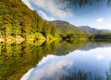 Turistler, yerliler, kampçılar ve Doğu Karadeniz, Savsat, Artvin, Türkiye'de seyahat etmek için popüler bir hedef Karagol (siyah göl) görünümünü manzara