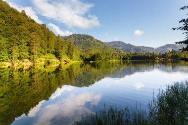 Turistler, yerliler, kampçılar ve Doğu Karadeniz, Savsat, Artvin, Türkiye'de seyahat etmek için popüler bir hedef Karagol (siyah göl) görünümünü manzara