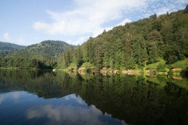 Turistler, yerliler, kampçılar ve Doğu Karadeniz, Savsat, Artvin, Türkiye'de seyahat etmek için popüler bir hedef Karagol (siyah göl) görünümünü manzara