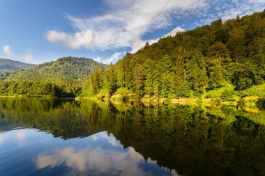 Turistler, yerliler, kampçılar ve Doğu Karadeniz, Savsat, Artvin, Türkiye'de seyahat etmek için popüler bir hedef Karagol (siyah göl) görünümünü manzara