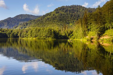 Turistler, yerliler, kampçılar ve Doğu Karadeniz, Savsat, Artvin, Türkiye'de seyahat etmek için popüler bir hedef Karagol (siyah göl) görünümünü manzara