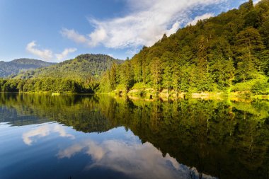 Turistler, yerliler, kampçılar ve Doğu Karadeniz, Savsat, Artvin, Türkiye'de seyahat etmek için popüler bir hedef Karagol (siyah göl) görünümünü manzara