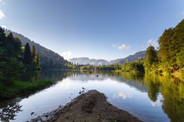 Turistler, yerliler, kampçılar ve Doğu Karadeniz, Savsat, Artvin, Türkiye'de seyahat etmek için popüler bir hedef Karagol (siyah göl) görünümünü manzara