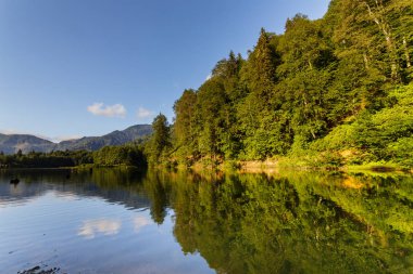Turistler, yerliler, kampçılar ve Doğu Karadeniz, Savsat, Artvin, Türkiye'de seyahat etmek için popüler bir hedef Karagol (siyah göl) görünümünü manzara