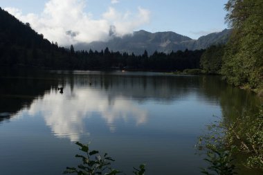 Turistler, yerliler, kampçılar ve Doğu Karadeniz, Savsat, Artvin, Türkiye'de seyahat etmek için popüler bir hedef Karagol (siyah göl) görünümünü manzara