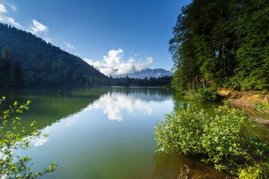 Turistler, yerliler, kampçılar ve Doğu Karadeniz, Savsat, Artvin, Türkiye'de seyahat etmek için popüler bir hedef Karagol (siyah göl) görünümünü manzara