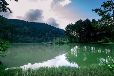 Turistler, yerliler, kampçılar ve Doğu Karadeniz, Savsat, Artvin, Türkiye'de seyahat etmek için popüler bir hedef Karagol (siyah göl) görünümünü manzara
