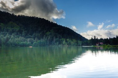 Turistler, yerliler, kampçılar ve Doğu Karadeniz, Savsat, Artvin, Türkiye'de seyahat etmek için popüler bir hedef Karagol (siyah göl) görünümünü manzara