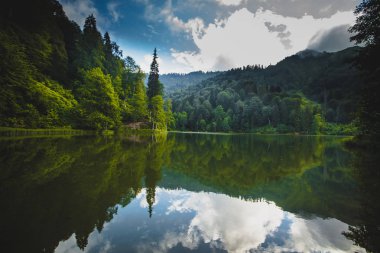 Turistler, yerliler, kampçılar ve Doğu Karadeniz, Savsat, Artvin, Türkiye'de seyahat etmek için popüler bir hedef Karagol (siyah göl) görünümünü manzara