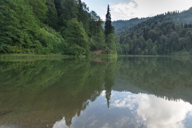 Turistler, yerliler, kampçılar ve Doğu Karadeniz, Savsat, Artvin, Türkiye'de seyahat etmek için popüler bir hedef Karagol (siyah göl) görünümünü manzara