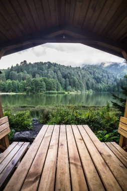 Turistler, yerliler, kampçılar ve Doğu Karadeniz, Savsat, Artvin, Türkiye'de seyahat etmek için popüler bir hedef Karagol (siyah göl) görünümünü manzara