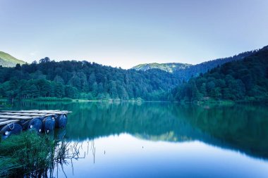 Turistler, yerliler, kampçılar ve Doğu Karadeniz, Savsat, Artvin, Türkiye'de seyahat etmek için popüler bir hedef Karagol (siyah göl) görünümünü manzara