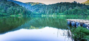 Turistler, yerliler, kampçılar ve Doğu Karadeniz, Savsat, Artvin, Türkiye'de seyahat etmek için popüler bir hedef Karagol (siyah göl) görünümünü manzara
