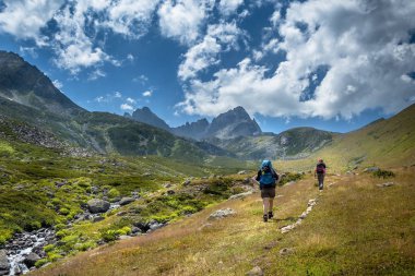 İki kimliği belirsiz yürüyüşçü dağ Kackarlar hiking büyük sırt çantaları ile. Kaçkar dağlarının Doğu Türkiye'de Karadeniz sahil üstünde yükselir bir dağ vardır