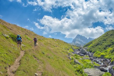 İki kimliği belirsiz yürüyüşçü dağ Kackarlar hiking büyük sırt çantaları ile. Kaçkar dağlarının Doğu Türkiye'de Karadeniz sahil üstünde yükselir bir dağ vardır