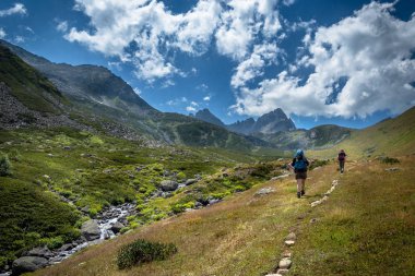 İki kimliği belirsiz yürüyüşçü dağ Kackarlar hiking büyük sırt çantaları ile. Kaçkar dağlarının Doğu Türkiye'de Karadeniz sahil üstünde yükselir bir dağ vardır