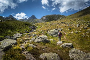 İki kimliği belirsiz yürüyüşçü dağ Kackarlar hiking büyük sırt çantaları ile. Kaçkar dağlarının Doğu Türkiye'de Karadeniz sahil üstünde yükselir bir dağ vardır