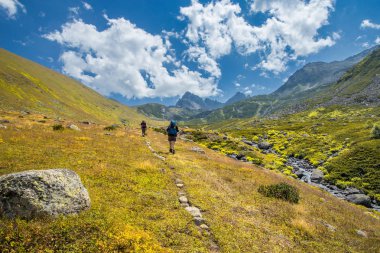 İki kimliği belirsiz yürüyüşçü dağ Kackarlar hiking büyük sırt çantaları ile. Kaçkar dağlarının Doğu Türkiye'de Karadeniz sahil üstünde yükselir bir dağ vardır