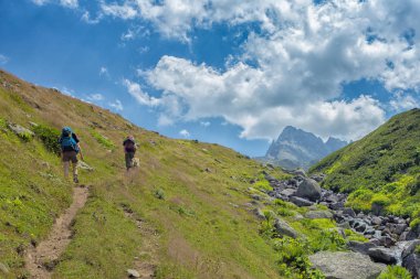 İki kimliği belirsiz yürüyüşçü dağ Kackarlar hiking büyük sırt çantaları ile. Kaçkar dağlarının Doğu Türkiye'de Karadeniz sahil üstünde yükselir bir dağ vardır