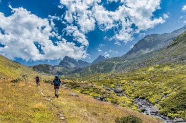 İki kimliği belirsiz yürüyüşçü dağ Kackarlar hiking büyük sırt çantaları ile. Kaçkar dağlarının Doğu Türkiye'de Karadeniz sahil üstünde yükselir bir dağ vardır