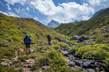 İki kimliği belirsiz yürüyüşçü dağ Kackarlar hiking büyük sırt çantaları ile. Kaçkar dağlarının Doğu Türkiye'de Karadeniz sahil üstünde yükselir bir dağ vardır