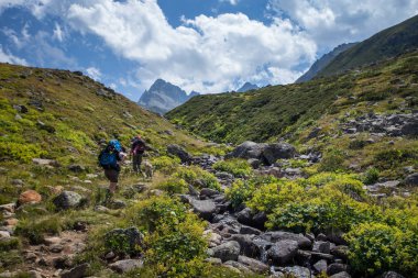 İki kimliği belirsiz yürüyüşçü dağ Kackarlar hiking büyük sırt çantaları ile. Kaçkar dağlarının Doğu Türkiye'de Karadeniz sahil üstünde yükselir bir dağ vardır