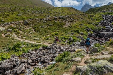İki kimliği belirsiz yürüyüşçü dağ Kackarlar hiking büyük sırt çantaları ile. Kaçkar dağlarının Doğu Türkiye'de Karadeniz sahil üstünde yükselir bir dağ vardır