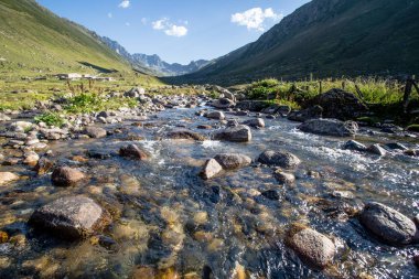Köy Kavrun Yaylası veya yeri Kaçkar dağlarının veya sadece Kackars içinde Camlihemsin, Rize, Türkiye.