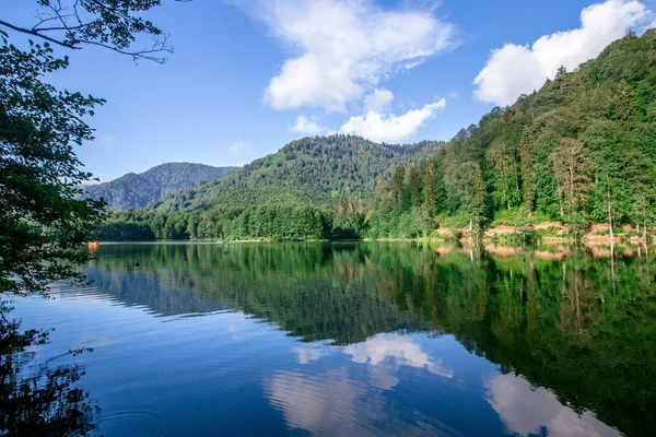 Turistler, yerliler, kampçılar ve Doğu Karadeniz, Savsat, Artvin, Türkiye'de seyahat etmek için popüler bir hedef Karagol (siyah göl) görünümünü manzara