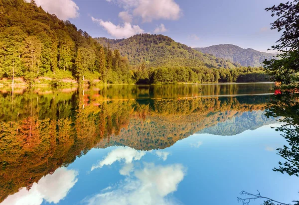 Turistler, yerliler, kampçılar ve Doğu Karadeniz, Savsat, Artvin, Türkiye'de seyahat etmek için popüler bir hedef Karagol (siyah göl) görünümünü manzara