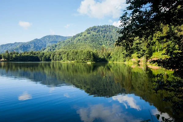 Turistler, yerliler, kampçılar ve Doğu Karadeniz, Savsat, Artvin, Türkiye'de seyahat etmek için popüler bir hedef Karagol (siyah göl) görünümünü manzara