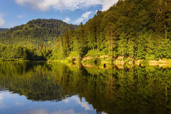 Turistler, yerliler, kampçılar ve Doğu Karadeniz, Savsat, Artvin, Türkiye'de seyahat etmek için popüler bir hedef Karagol (siyah göl) görünümünü manzara