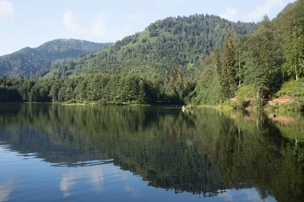 Turistler, yerliler, kampçılar ve Doğu Karadeniz, Savsat, Artvin, Türkiye'de seyahat etmek için popüler bir hedef Karagol (siyah göl) görünümünü manzara