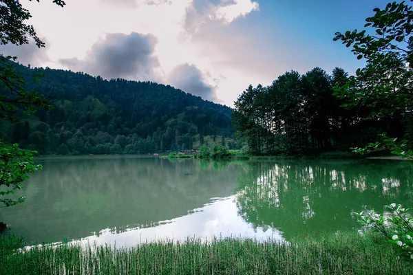 Turistler, yerliler, kampçılar ve Doğu Karadeniz, Savsat, Artvin, Türkiye'de seyahat etmek için popüler bir hedef Karagol (siyah göl) görünümünü manzara