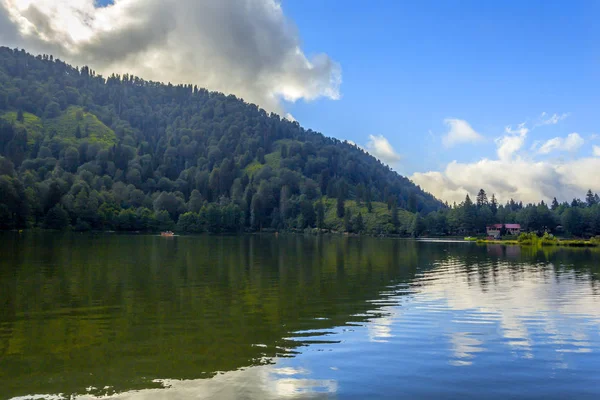 Turistler, yerliler, kampçılar ve Doğu Karadeniz, Savsat, Artvin, Türkiye'de seyahat etmek için popüler bir hedef Karagol (siyah göl) görünümünü manzara