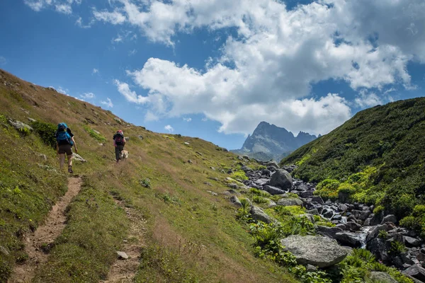 İki kimliği belirsiz yürüyüşçü dağ Kackarlar hiking büyük sırt çantaları ile. Kaçkar dağlarının Doğu Türkiye'de Karadeniz sahil üstünde yükselir bir dağ vardır