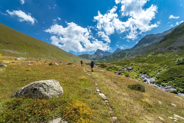 Dos Excursionistas Identificados Con Grandes Mochilas Senderismo Montaña Kackarlar Las — Foto de Stock