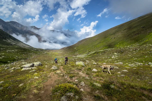 Dos Excursionistas Identificados Con Grandes Mochilas Senderismo Montaña Kackarlar Las — Foto de Stock