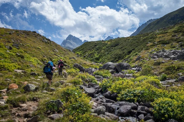 Dos Excursionistas Identificados Con Grandes Mochilas Senderismo Montaña Kackarlar Las — Foto de Stock