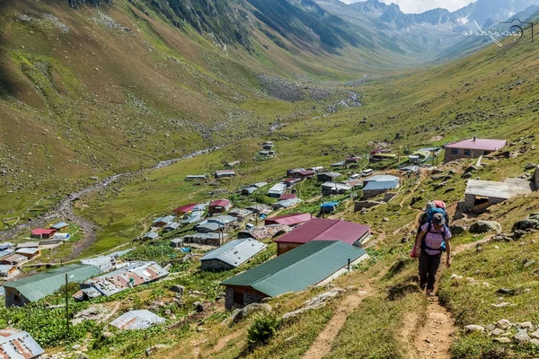 Dos Excursionistas Identificados Con Grandes Mochilas Senderismo Montaña Kackarlar Las — Foto de Stock