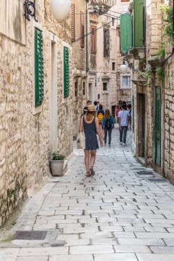 Kimliği belirsiz kişi Sibenik Street, tarihi mimari, popüler seyahat hedef, yürüyüş Croatia.May 26,2017 taş sokakları dar