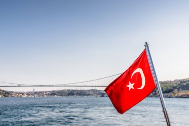 Boğaz, sahil ve deniz rüzgar, Beykoz Istanbul, Türkiye'de Türk bayrağı ile feribotuna defne görünümünü
